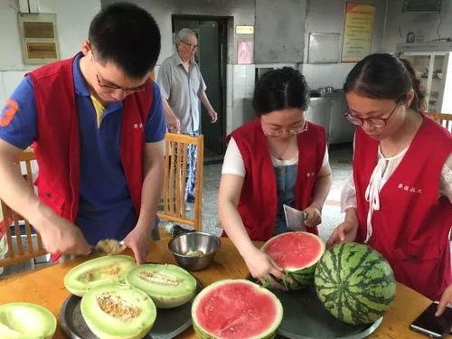 图片上奶奶吃瓜