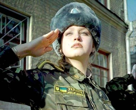 乌克兰的女士兵吃瓜