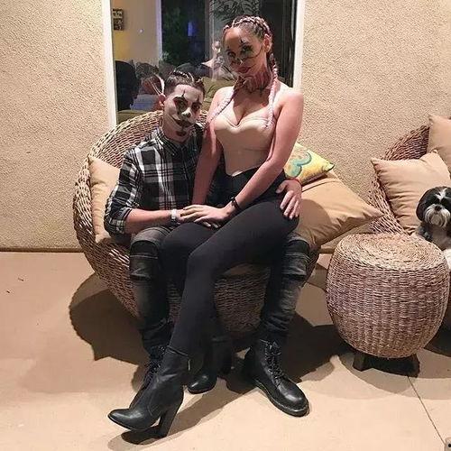 网红情侣一起打篮球