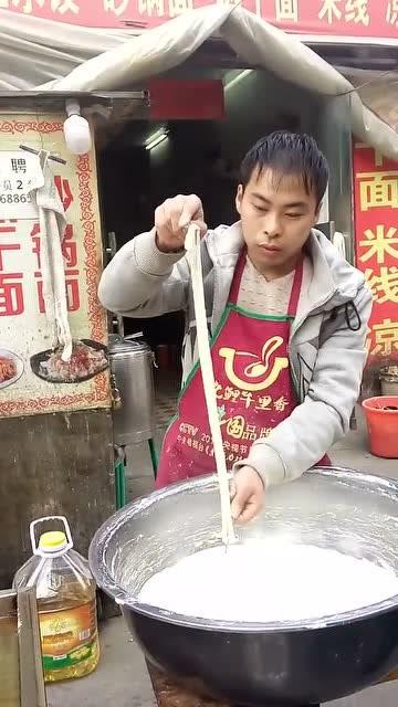 网红油条小哥,网红美食背后的匠心独运