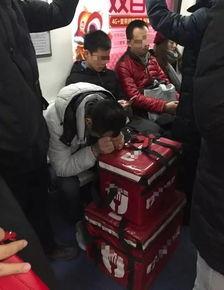 外卖小哥送给顾客吃瓜,夏日炎炎，一份清凉送到心间